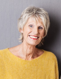 photo femme retraite, sourire face appareil