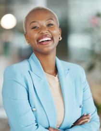 photo femme tout sourire bras croisés